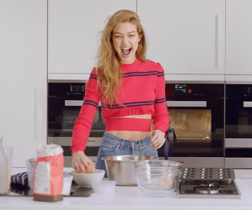 Vitka djevojka sama sebi priprema zdrav doručak